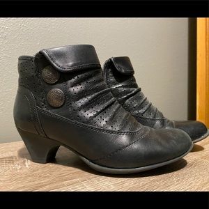 Black Cobb Hill Ankle boots, Size 6M